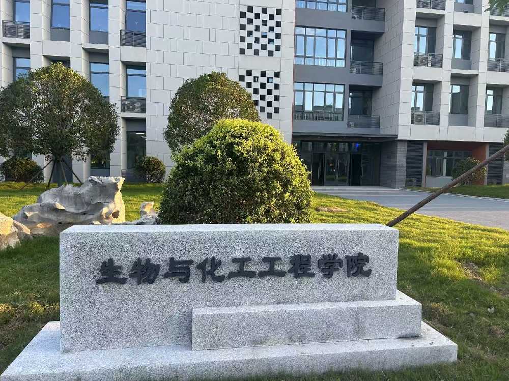 新邱区扬州职业大学体育场高杆灯项目